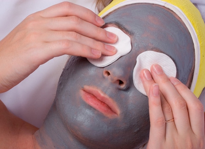  how much does a manicurist earn