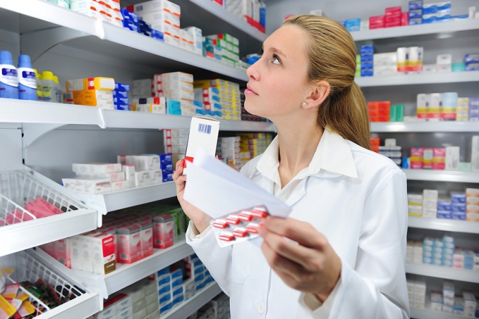 what is the difference between pharmacies and drugstores