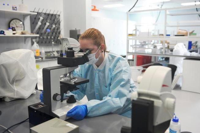 how to become a forensic expert