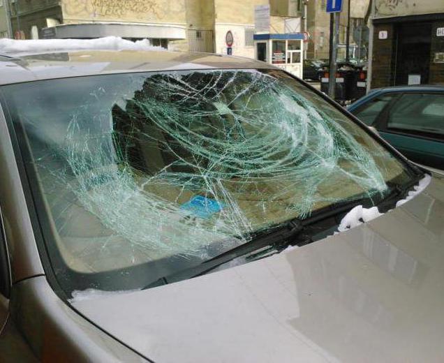 snow fell on the car from the roof