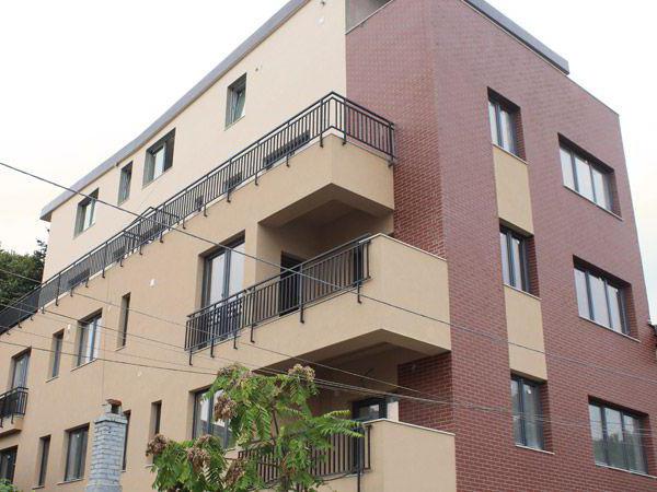 what is the difference between a building and a structure