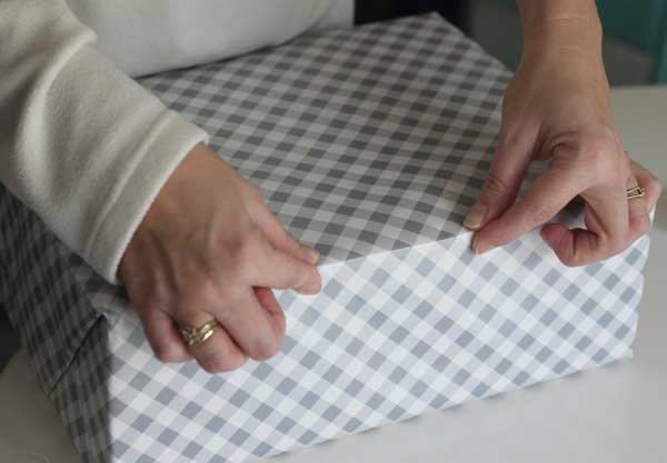 how to pack a gift box