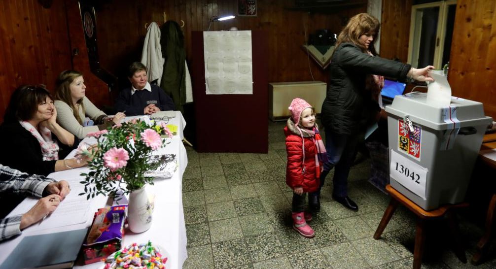 polling stations work