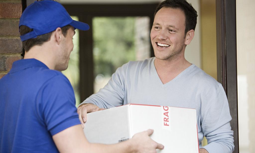 Handing over the parcel by the operator