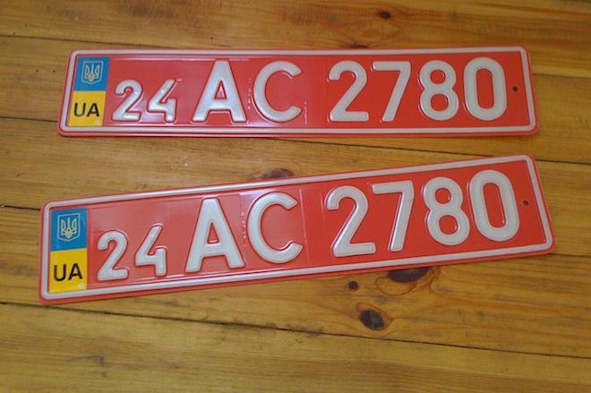 what do the red numbers on the car mean