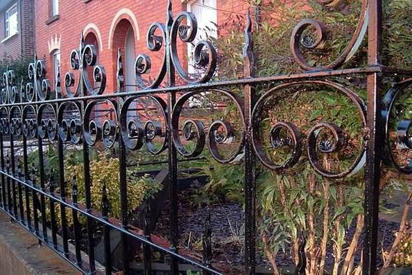 size of the fence between neighbors in the private sector