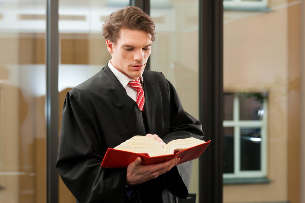 conditions for acquiring the status of a lawyer