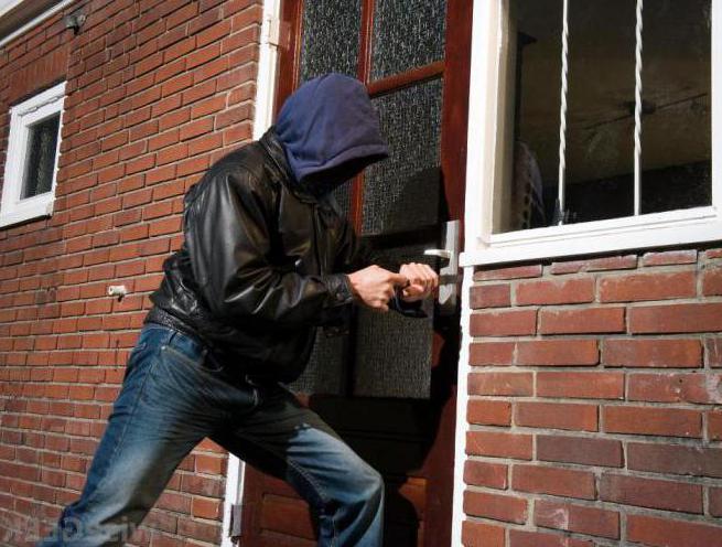 the difference between theft and robbery