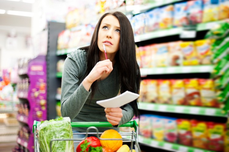 girl writes prices in the store