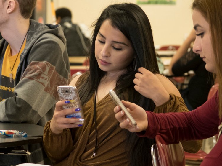 girls with smartphones