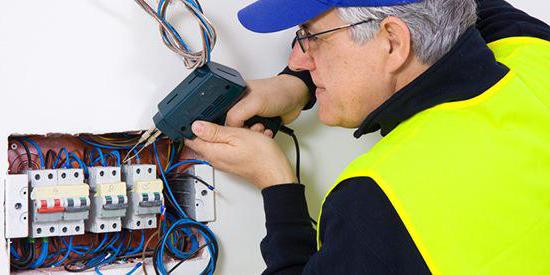electrician job description