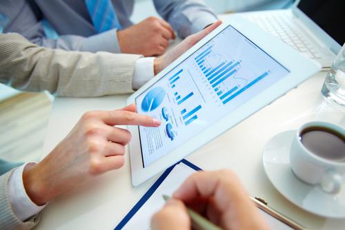 investors at the computer