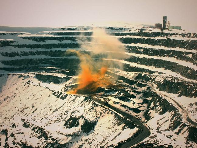 blasting in a quarry pollutes the atmosphere