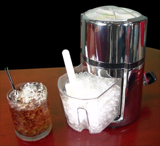Ice crusher for a bar