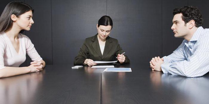 drawing up a contract with a lawyer